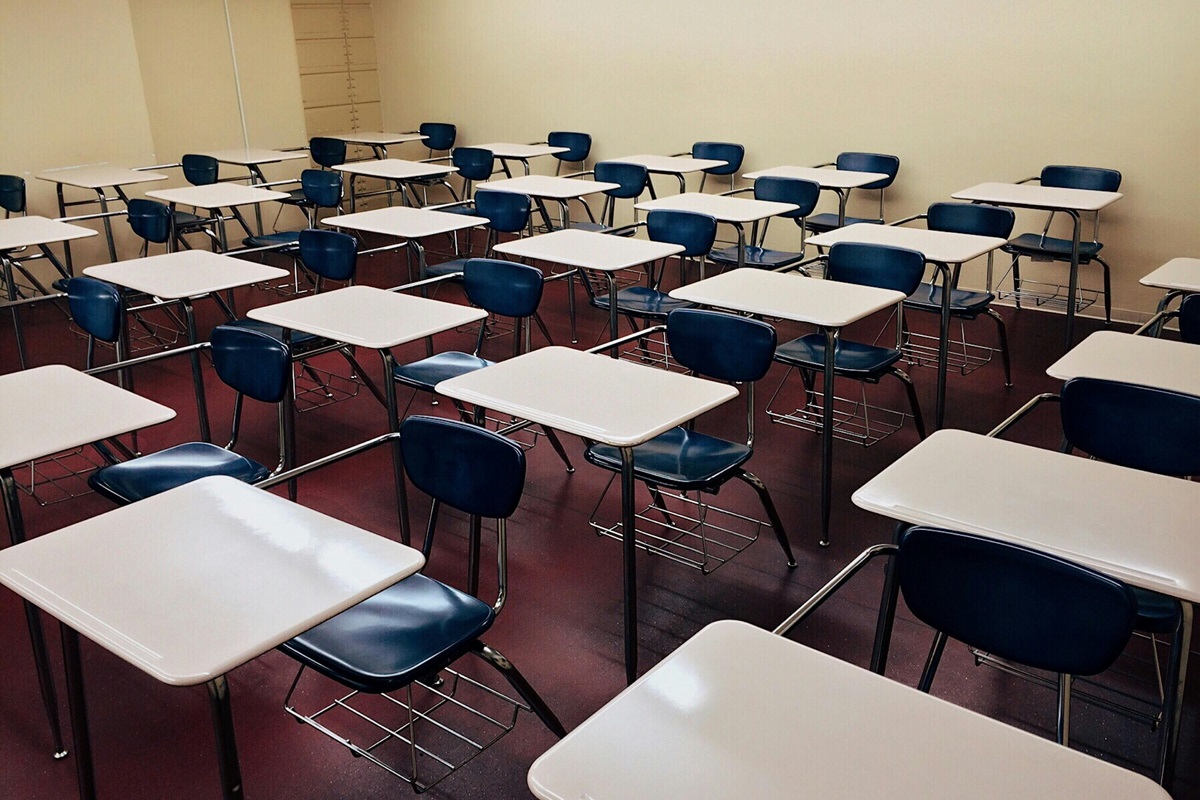 Sala de aula de uma escola pública - Duvid Geografia